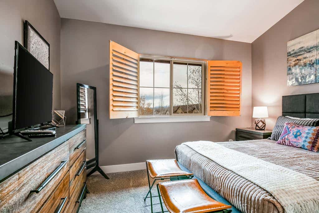 Ski view condo with fast WiFi, private grill, easy ski access, pool, & hot tub