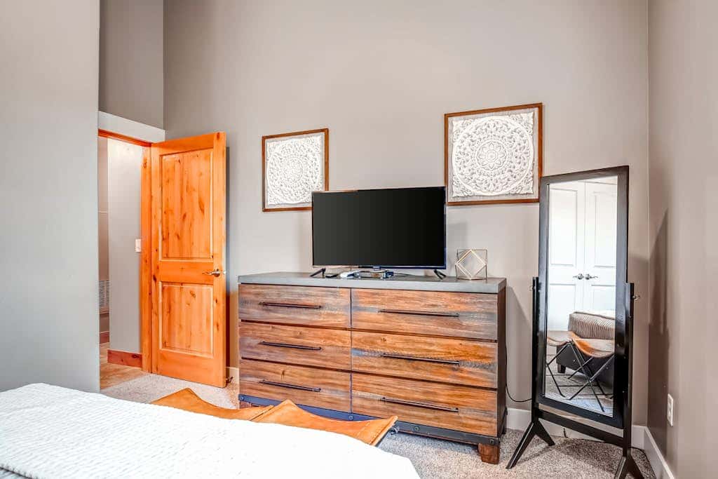 Ski view condo with fast WiFi, private grill, easy ski access, pool, & hot tub