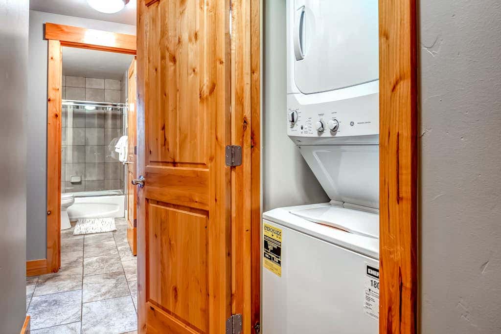 Ski view condo with fast WiFi, private grill, easy ski access, pool, & hot tub