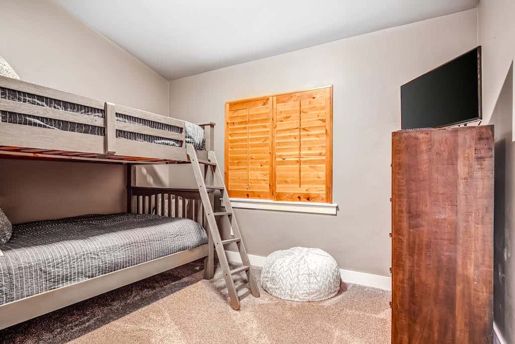 Ski view condo with fast WiFi, private grill, easy ski access, pool, & hot tub