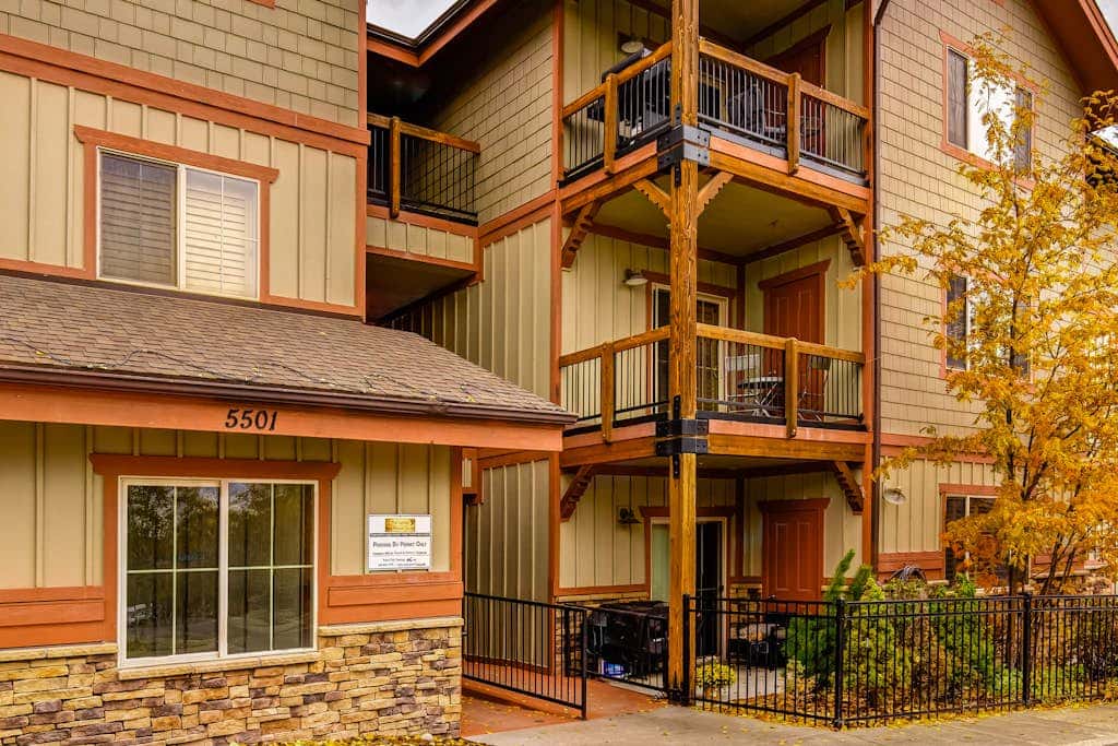 Ski view condo with fast WiFi, private grill, easy ski access, pool, & hot tub
