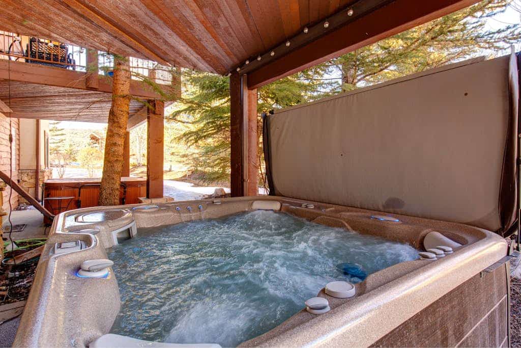 Luxe townhome with pool, private hot tub, washer & dryer, & garage