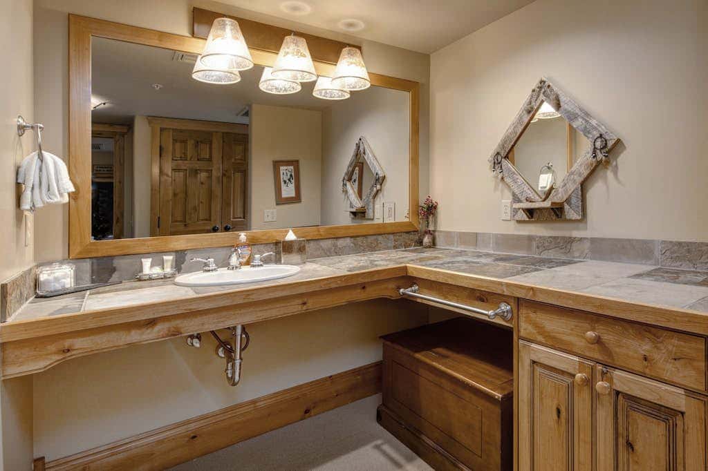 Stunning view condo with fireplace & close to everything