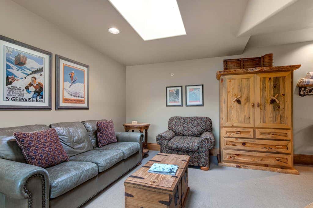 Stunning view condo with fireplace & close to everything