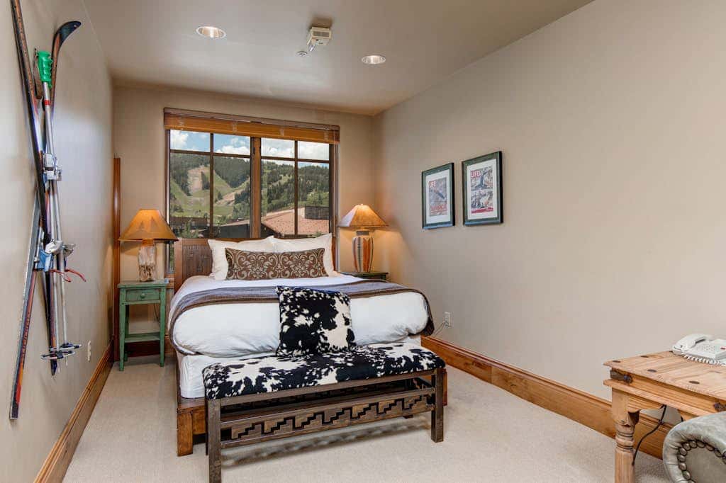 Stunning view condo with fireplace & close to everything
