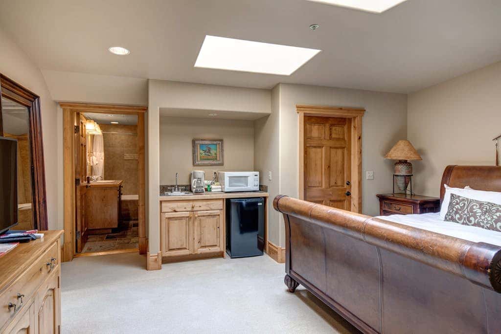 Stunning view condo with fireplace & close to everything