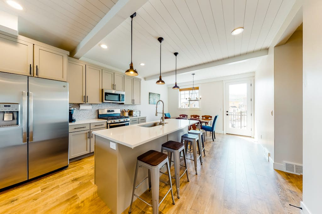4 Bedroom Family Townhome with Mountain Views and Games