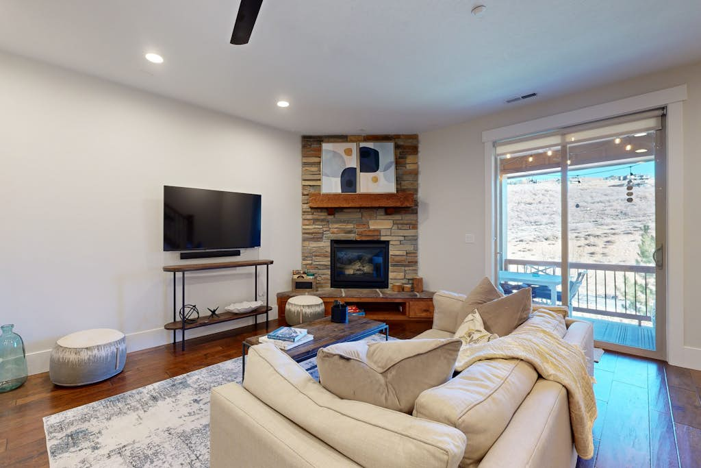 Spacious townhouse with community pool, balcony & gym - close to Hideout