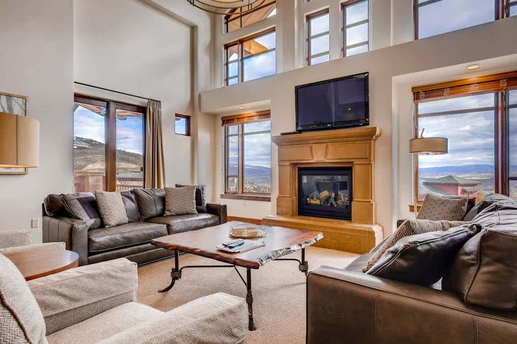 Stunning ski-in/ski-out penthouse w/ shared pool, hot tub, sauna & gym