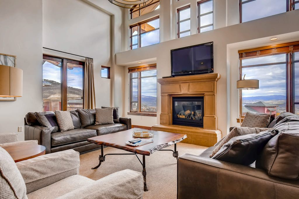 Stunning ski-in/ski-out penthouse w/ shared pool, hot tub, sauna & gym