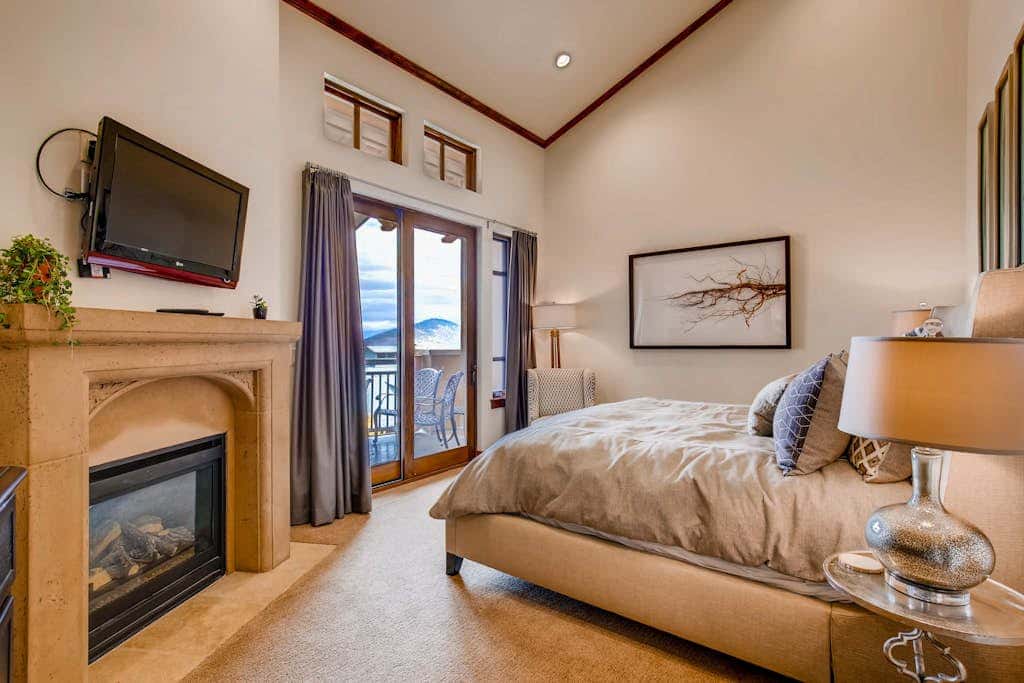 Stunning ski-in/ski-out penthouse w/ shared pool, hot tub, sauna & gym