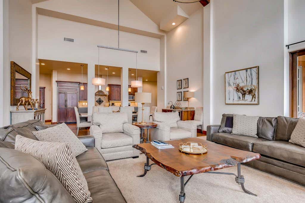 Stunning ski-in/ski-out penthouse w/ shared pool, hot tub, sauna & gym