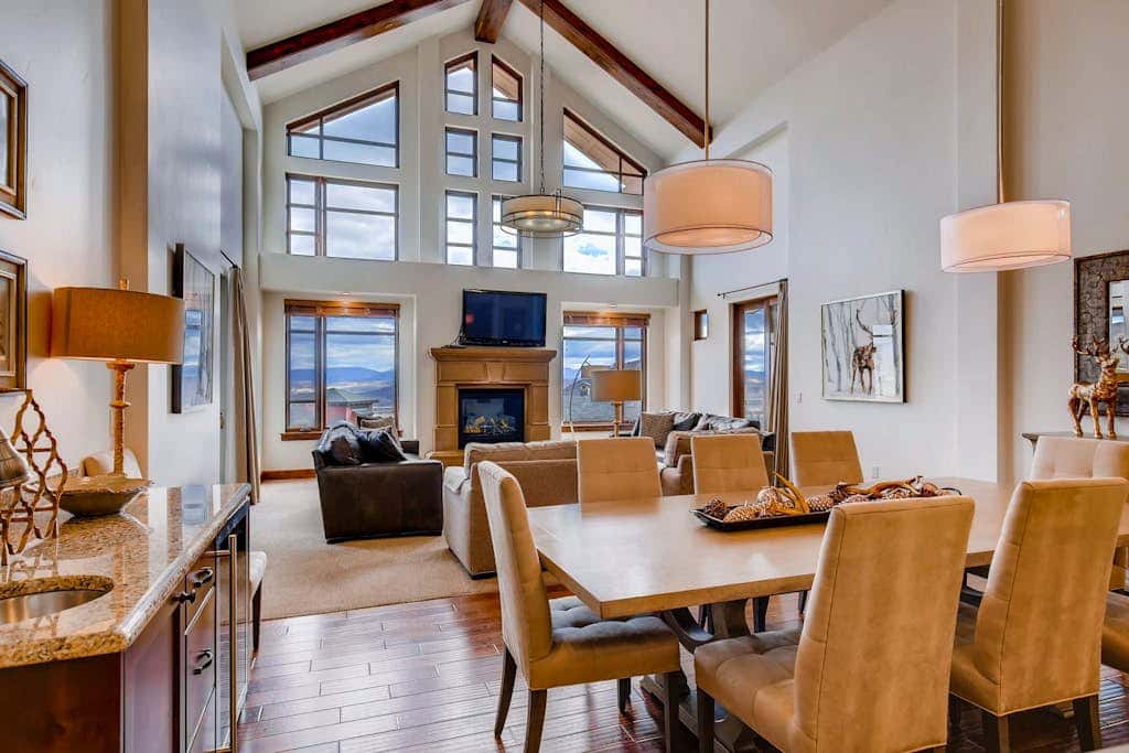 Stunning ski-in/ski-out penthouse w/ shared pool, hot tub, sauna & gym