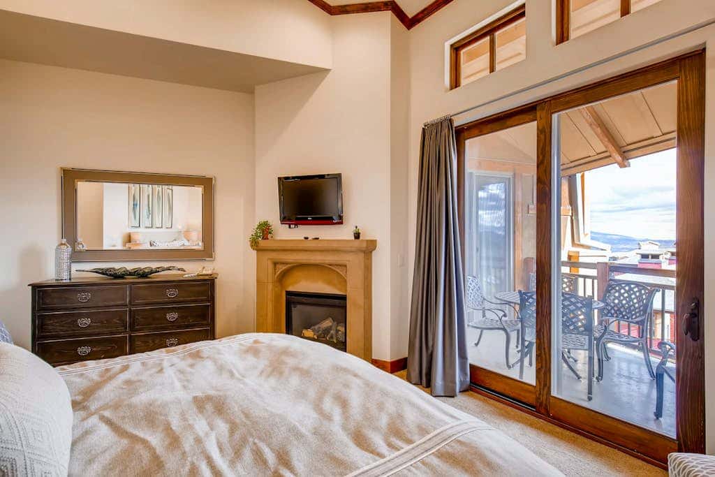 Stunning ski-in/ski-out penthouse w/ shared pool, hot tub, sauna & gym