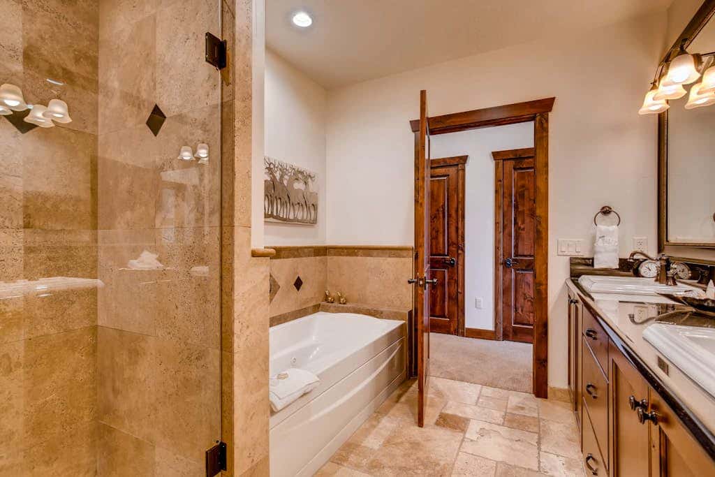 Stunning ski-in/ski-out penthouse w/ shared pool, hot tub, sauna & gym