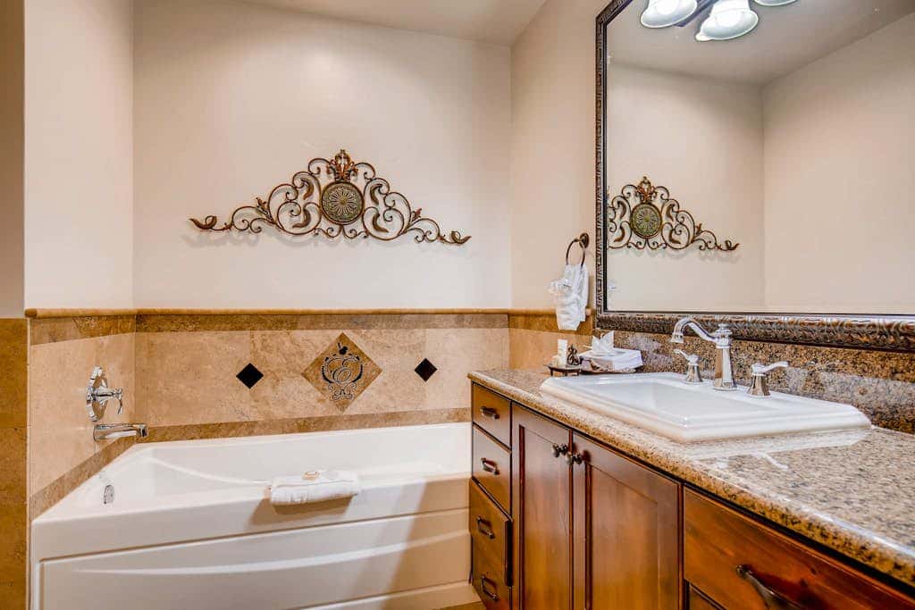 Stunning ski-in/ski-out penthouse w/ shared pool, hot tub, sauna & gym