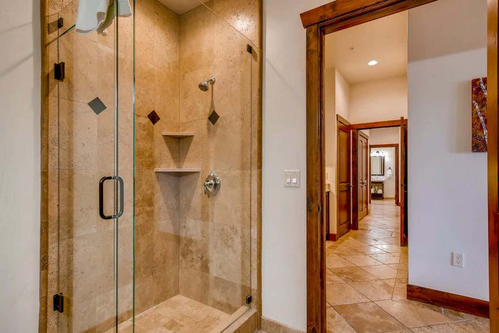 Stunning ski-in/ski-out penthouse w/ shared pool, hot tub, sauna & gym