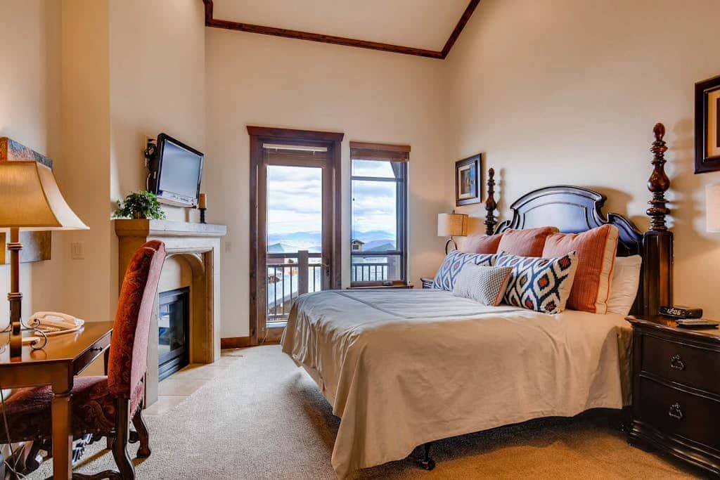 Stunning ski-in/ski-out penthouse w/ shared pool, hot tub, sauna & gym