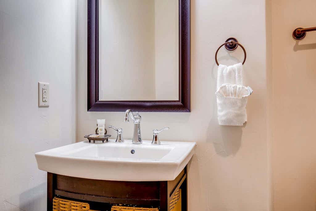 Stunning ski-in/ski-out penthouse w/ shared pool, hot tub, sauna & gym