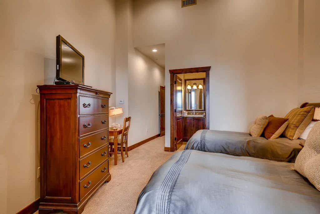Stunning ski-in/ski-out penthouse w/ shared pool, hot tub, sauna & gym