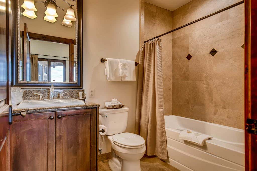 Stunning ski-in/ski-out penthouse w/ shared pool, hot tub, sauna & gym