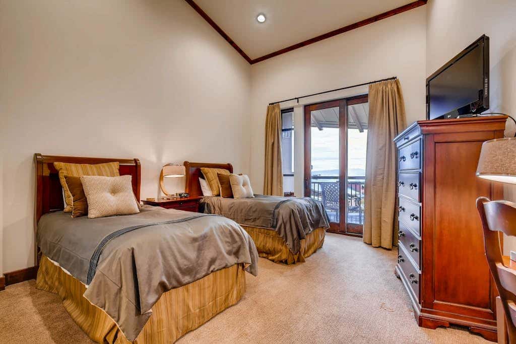 Stunning ski-in/ski-out penthouse w/ shared pool, hot tub, sauna & gym