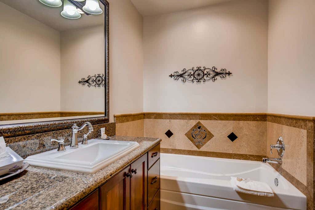 Stunning ski-in/ski-out penthouse w/ shared pool, hot tub, sauna & gym