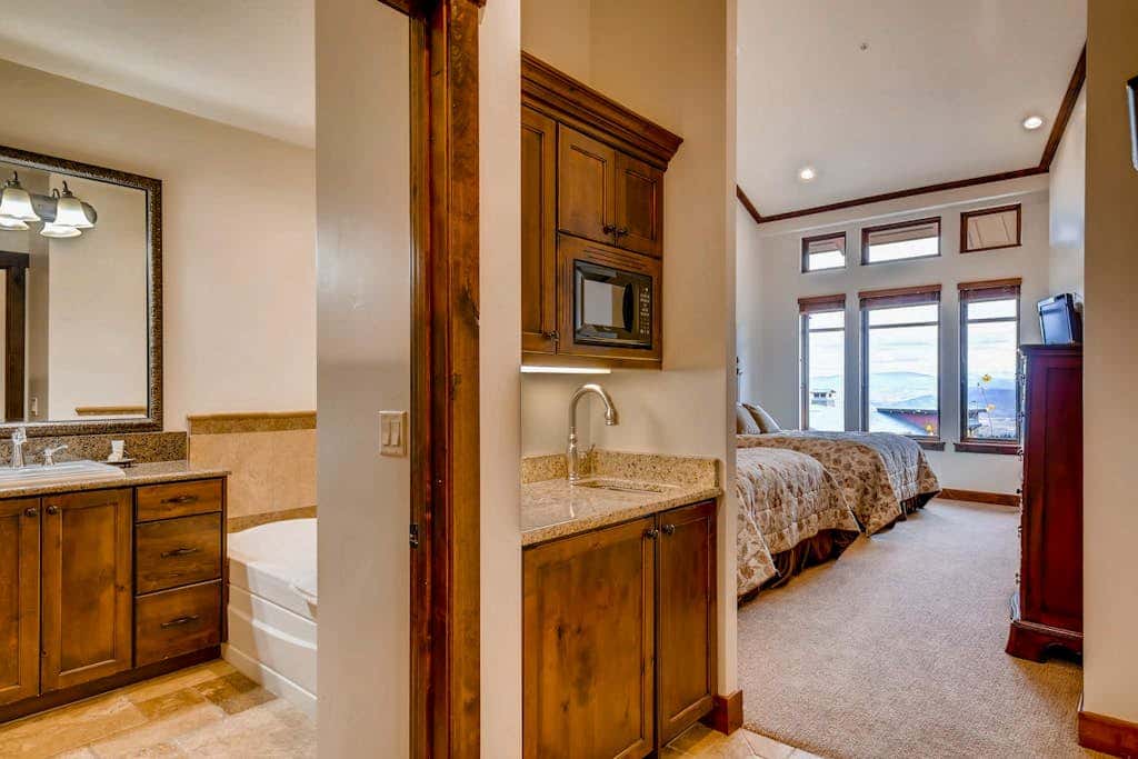 Stunning ski-in/ski-out penthouse w/ shared pool, hot tub, sauna & gym