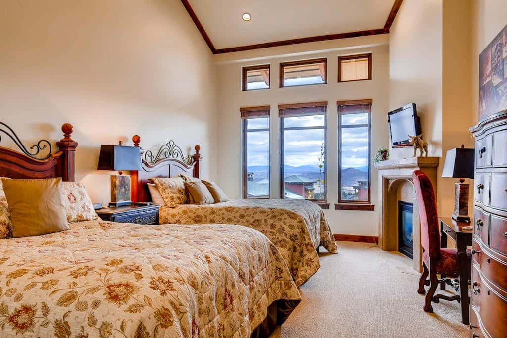 Stunning ski-in/ski-out penthouse w/ shared pool, hot tub, sauna & gym
