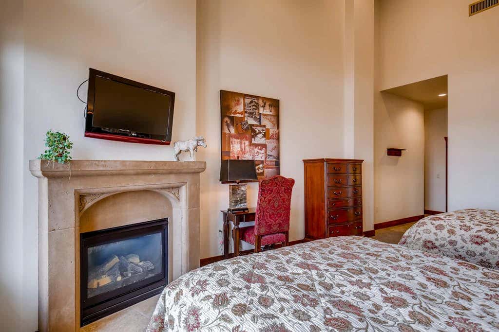 Stunning ski-in/ski-out penthouse w/ shared pool, hot tub, sauna & gym