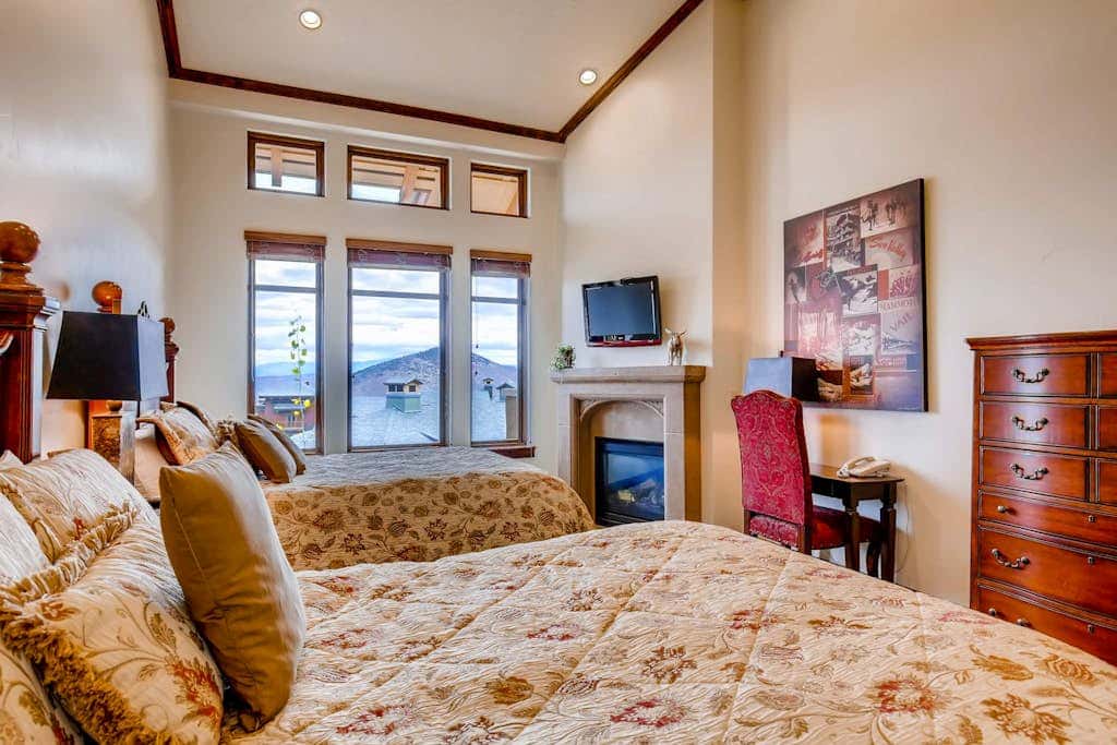 Stunning ski-in/ski-out penthouse w/ shared pool, hot tub, sauna & gym