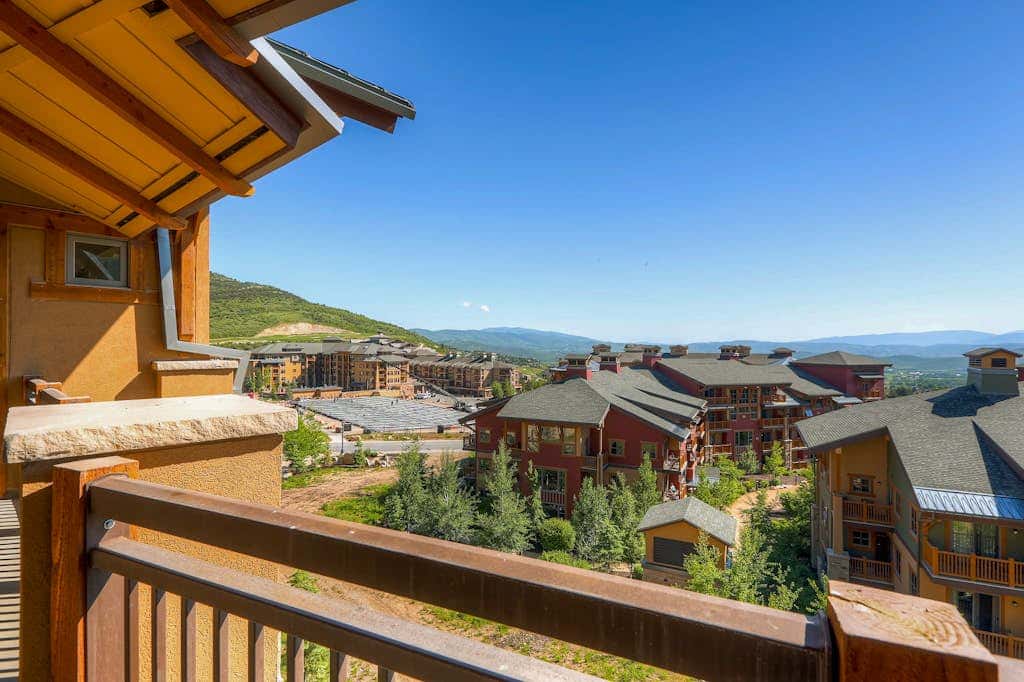 Stunning ski-in/ski-out penthouse w/ shared pool, hot tub, sauna & gym