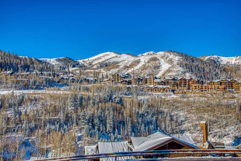 Stunning ski-in/ski-out penthouse w/ shared pool, hot tub, sauna & gym