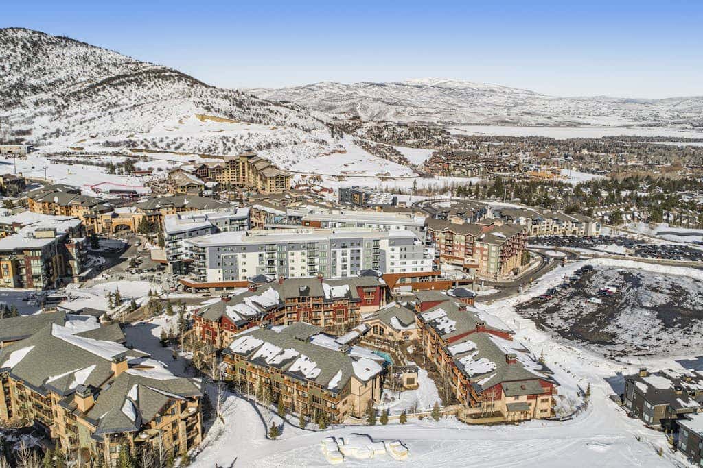 Stunning ski-in/ski-out penthouse w/ shared pool, hot tub, sauna & gym