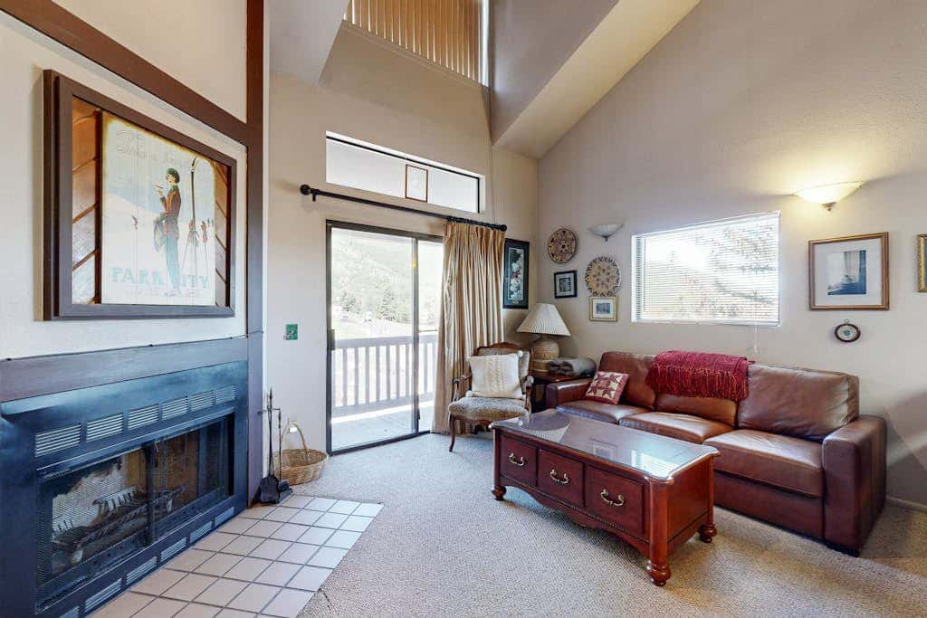 Spacious condo with loft - walk to ski lifts & restaurants
