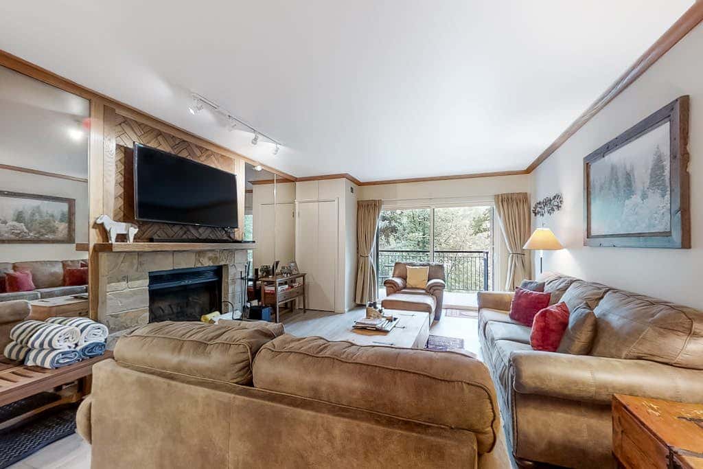 Mountain escape with pool, hot tub & balcony - near town lift & Main St
