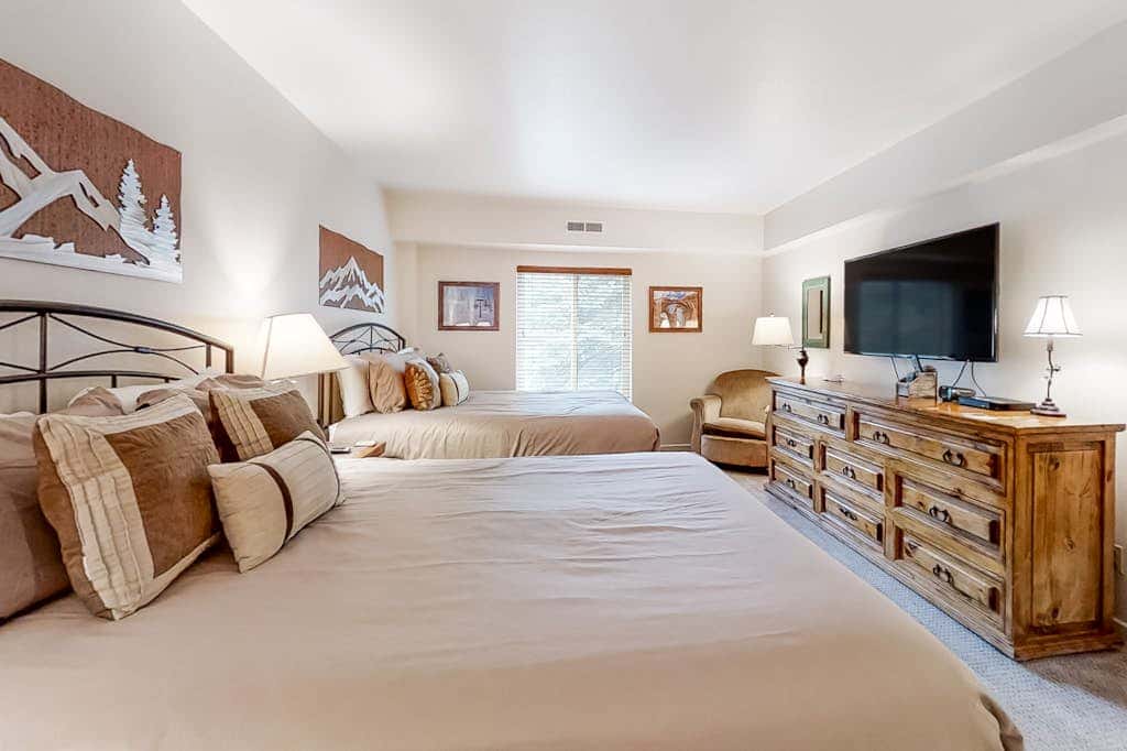 Mountain escape with pool, hot tub & balcony - near town lift & Main St