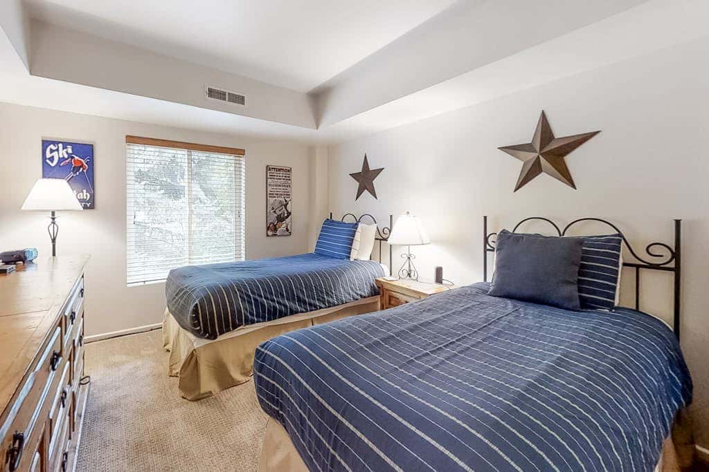 Mountain escape with pool, hot tub & balcony - near town lift & Main St