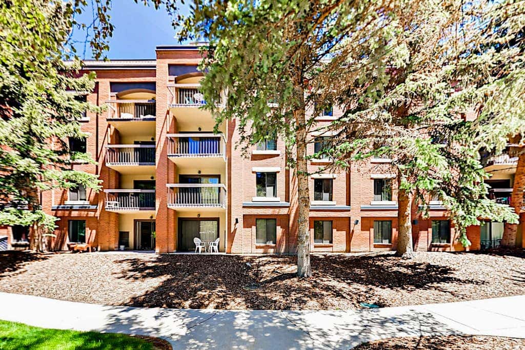 Mountain escape with pool, hot tub & balcony - near town lift & Main St