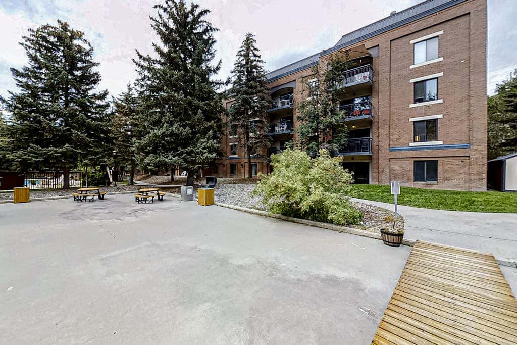 Mountain escape with pool, hot tub & balcony - near town lift & Main St