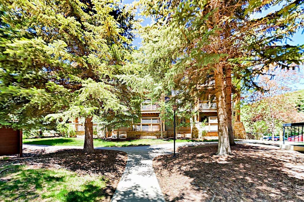 Mountain escape with pool, hot tub & balcony - near town lift & Main St