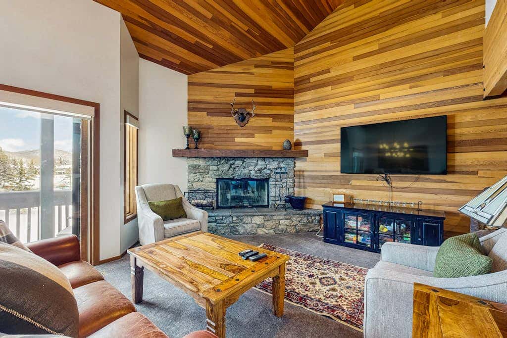 Lodge-Inspired Lakeside Townhouse with  Fireplace - Short Walk to Lifts