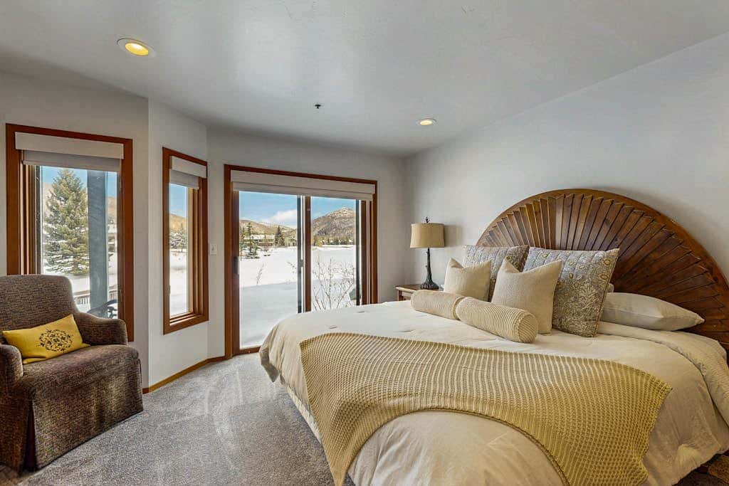 Lodge-Inspired Lakeside Townhouse with  Fireplace - Short Walk to Lifts
