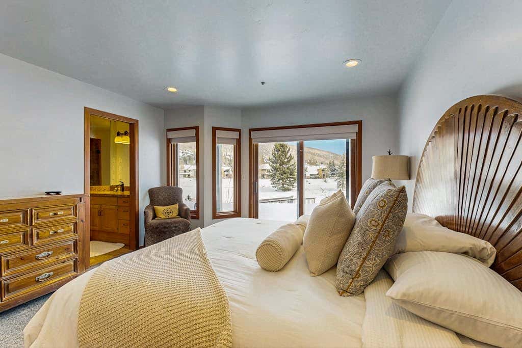Lodge-Inspired Lakeside Townhouse with  Fireplace - Short Walk to Lifts