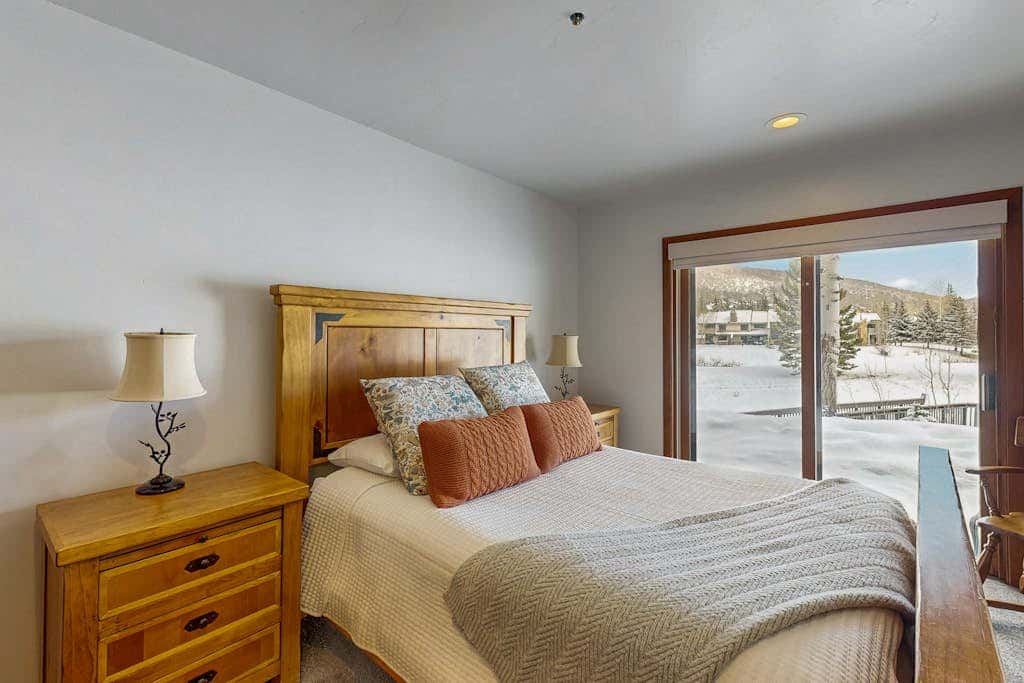 Lodge-Inspired Lakeside Townhouse with  Fireplace - Short Walk to Lifts