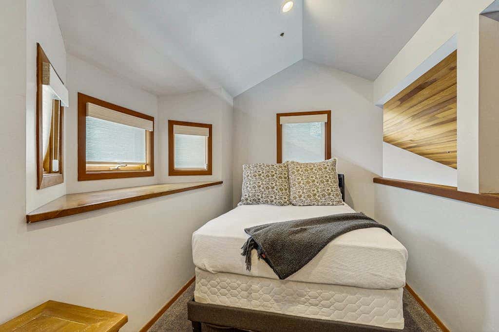 Lodge-Inspired Lakeside Townhouse with  Fireplace - Short Walk to Lifts