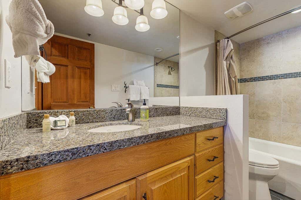 Lodge-Inspired Lakeside Townhouse with  Fireplace - Short Walk to Lifts