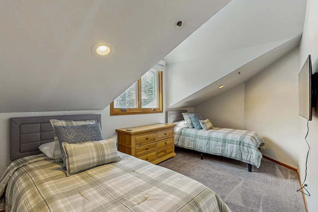 Lodge-Inspired Lakeside Townhouse with  Fireplace - Short Walk to Lifts