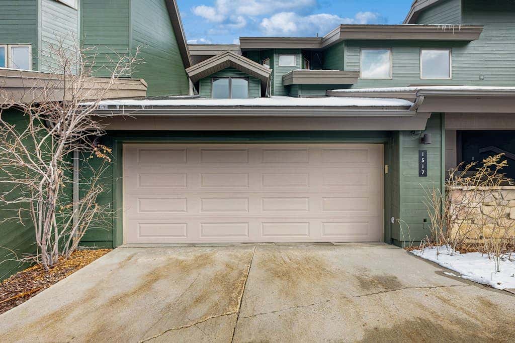 Lodge-Inspired Lakeside Townhouse with  Fireplace - Short Walk to Lifts