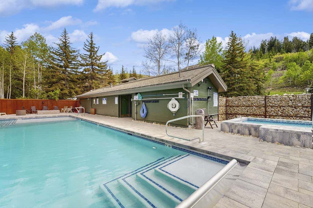 Lodge-Inspired Lakeside Townhouse with  Fireplace - Short Walk to Lifts